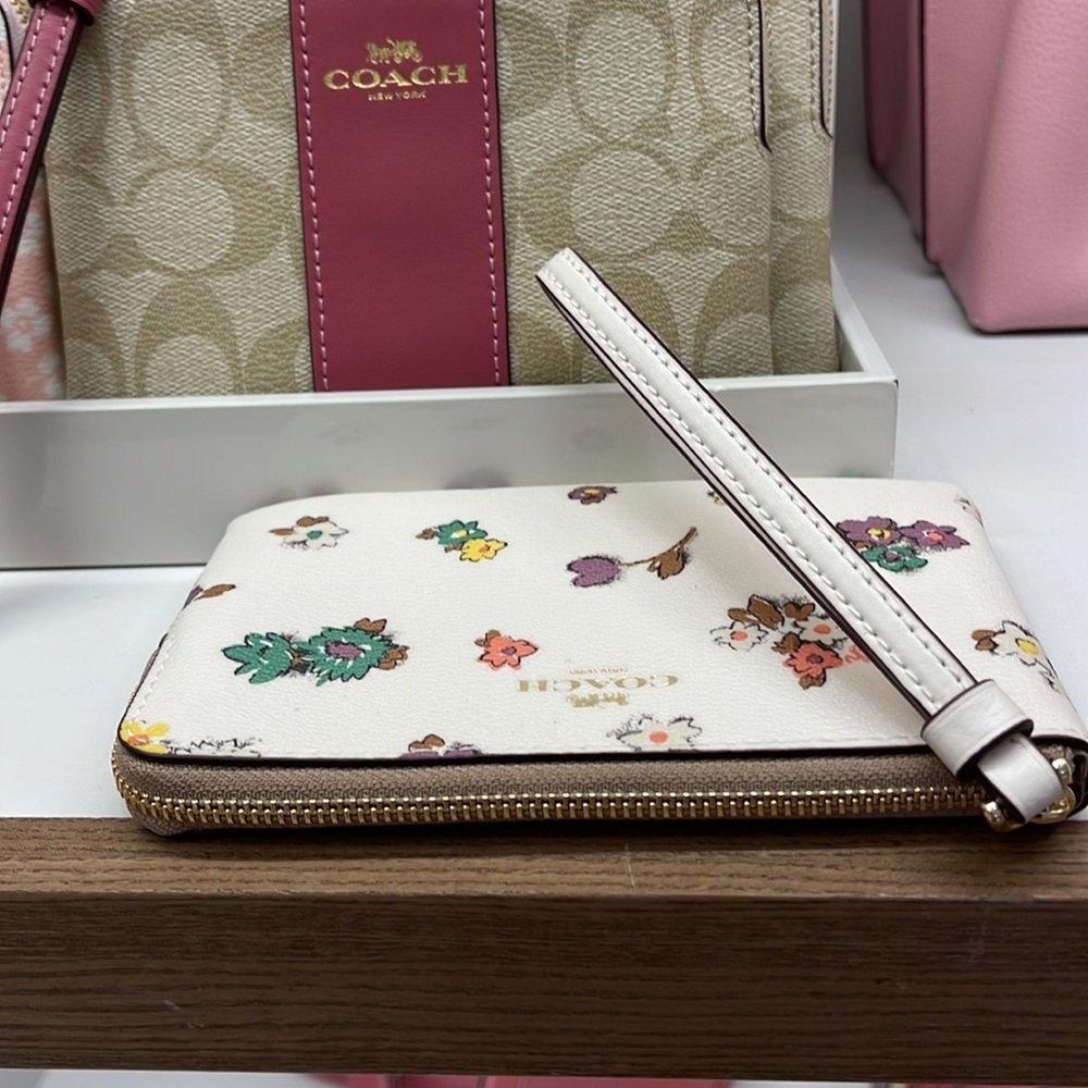 Coach Corner Zip Wristlet With Spaced Floral Field Print
IM/Chalk Multi - Picture 6 of 16